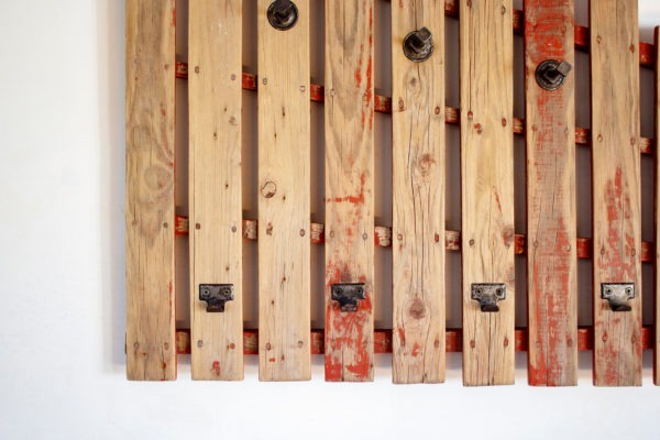 Detalle madera colgador rojo reciclado